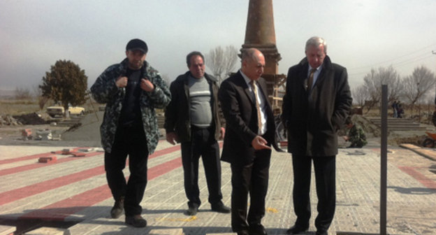 Посол России в Армении В. Коваленко на мемориальном комплексе "Холм чести" в Ошакане, Армения. 11 марта 2011 г. Фото пресс-центра российско-армянской благотворительной организации "Дело чести"