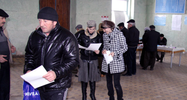 Избиратели направляются в кабинку для голосования в избирательном участке в здании вокзала в селе Новокаякент, Дагестан, 13 марта 2011 г. Фото "Кавказского узла".