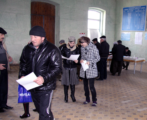 Избиратели направляются в кабинку для голосования в избирательном участке в здании вокзала в селе Новокаякент, Дагестан, 13 марта 2011 г. Фото "Кавказского узла".