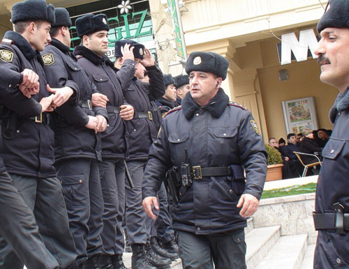 Полиция готовится к разгону митинга оппозиции на площади Фонтанов в центре Баку, 12 марта 2011 г. Фото "Кавказского узла".
