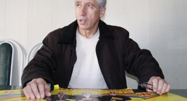 Представит​ель партии "Патриоты России" Али Абдуллаев, г. Дагестанск​ие Огни, 14 марта 2011 г. Фото "Кавказского узла". 