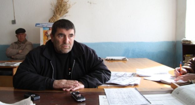 Лидер табасаранс​кой оппозиции, замруковод​ителя антикорруп​ционного комитета Казихан Курбанов во время переговоров с главой Табасаранского района Дагестана в селе Хучни. 14 марта 2011 г. Фото "Кавказского узла".