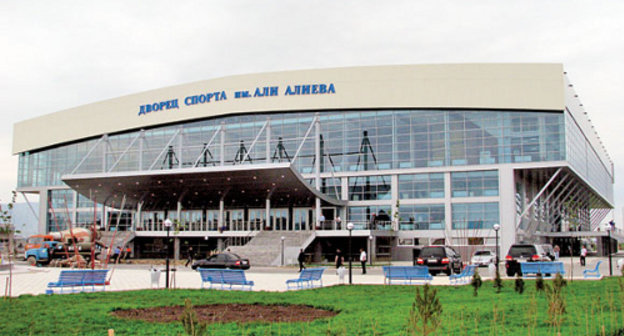 Спорткомплекс имени Али Алиева на трассе между г. Махачкала и г. Каспийском. Фото с сайта "Сделано у нас!" http://sdelanounas.ru/
