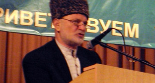 Новый муфтий Северной Осетии Хаджи-Мурат Гацалов на пятом Съезде мусульман в актовом зале Горского государственного аграрного университета. 17 марта 2011 г. Фото "Кавказского узла". 
