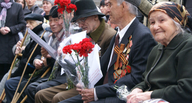 Ветераны войны, проживающие в республике, перед началом церемонии вручения  ключей от новых квартир.  Северная Осетия, Владикавказ, 5 мая 2010 года. Фото "Кавказского узла"