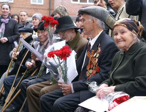 Ветераны войны, проживающие в республике, перед началом церемонии вручения  ключей от новых квартир.  Северная Осетия, Владикавказ, 5 мая 2010 года. Фото "Кавказского узла"