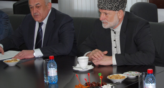 Слева направо - глава Северной Осетии Таймураз Мамсуров, муфтий духовного управления мусульман Северной Осетии Хаджимурат Гацалов на встрече руководства республики с лидерами мусульманских общин Кавказа. Владикавказ, 17 марта 2011 г. Фото: Владимир Иванов для "Кавказского узла".