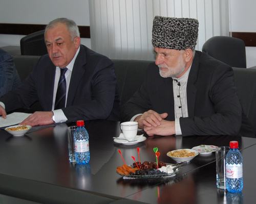 Слева направо - глава Северной Осетии Таймураз Мамсуров, муфтий духовного управления мусульман Северной Осетии Хаджимурат Гацалов на встрече руководства республики с лидерами мусульманских общин Кавказа. Владикавказ, 17 марта 2011 г. Фото: Владимир Иванов для "Кавказского узла".