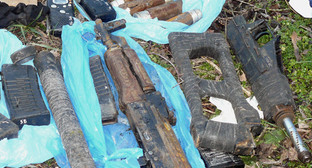 Боеприпасы и оружие из тайника, обнаруженного в Назрановском районе Ингушетии. 17 марта 2011 г. Фото: фото: пресс-служба УФСБ РФ по Республике Ингушетия