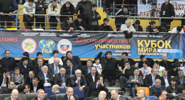 Кубок мира по вольной борьбе. Трибуны и vip-ложа Дворца спорта имени Али Алиева в Махачкале. На фото в центре президент Дагестана, президент FILA Рафаэллор Мартинетти. Дагестан,  19 марта 2011 г. Фото "Кавказского узла"
