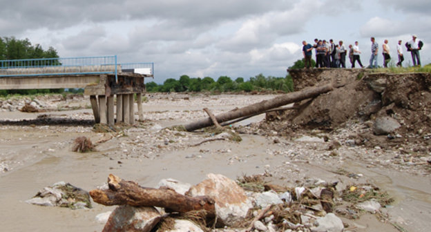 Мост у с. Црау Алагирского района Северной Осетии, разрушенный паводком. 7 июня 2010 г. Фото "Кавказского узла"
