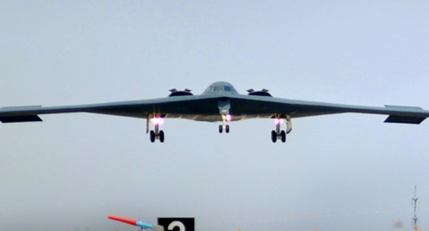 Американский стратегический бомбардировщик B-2 Спирит возвращается на базу после выполнения миссии по поддержке зоны, свободной от полетов, во исполнение резолюции Совбеза ООН №1973. 20 марта 2011г. Фото старшего пилота ВВС США Кенни Хольстона (www.flickr.com/photos/usairforce)
