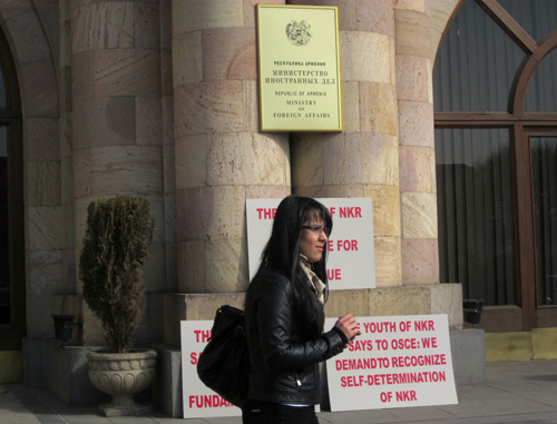 Армения. Ереван. Плакаты, выставленные карабахской молодежью у входа в здание МИД Армении, во время акции протеста. 18 марта 2011 г. Фото "Кавказского узла"