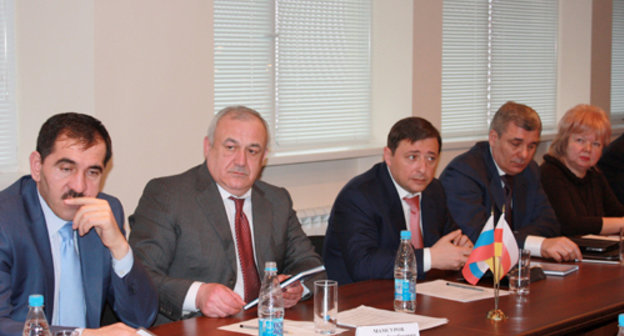 Слева направо: глава Ингушетии Юнус-Бек Евкуров, глава Северной Осетии Таймураз Мамсуров, полпред президента РФ в СКФО Александр Хлопонин, президент Кабардино-Балкарии Арсен Каноков, председатель  национально-культурного общества "Дом Польский" Вера Зеленская на встрече с членами общественного движения "Наша Осетия". Северная Осетия, Владикавказ, 24 марта 2011 г. Фото: Рафаэль Родионов для "Кавказского узла"