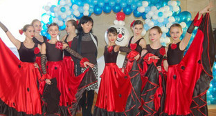 Детский хореографический коллектив «Глория» . 2011 г. Фото: Управление пресс-службы Президента и Правительства КЧР, www.kchr.info 