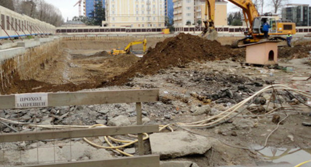 На территории бывшего первого корпуса и части  дендропарка санатория имени Мориса Тореза ведутся работы с помощью крупногабаритной техники, закладывается фундамент олимпийского объекта. Сочи, 13 марта 2011 г. Фото "Кавказского узла"
