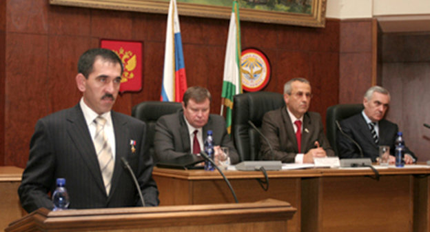 Парламент Ингушетии наделяет Юнус-Бека Евкурова полномочиями президента республики. Назрань, 31.10.2008. Фото: Официальный сайт Республики Ингушетия (http://www.ingushetia.ru)