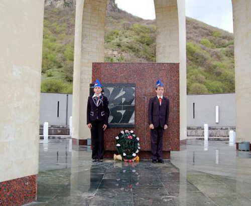 Почетный караул у мемориального комплекса жертвам политических репрессий в Карачаевске. Ноябрь 2010 г. Фото: www.karachays.com