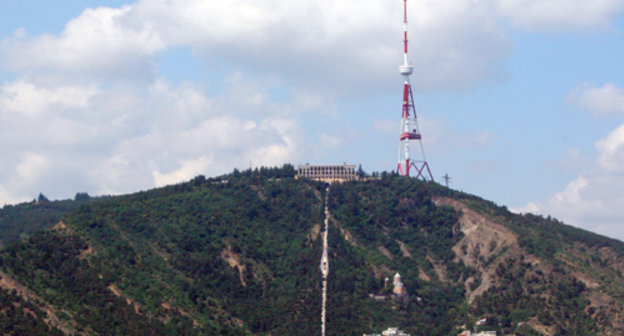 Телебашня на горе Мтацминда в Тбилиси. 2007 г. Фото: Alsandro, Wikimedia Commons