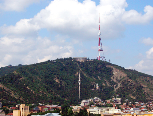 Телебашня на горе Мтацминда в Тбилиси. 2007 г. Фото: Alsandro, Wikimedia Commons
