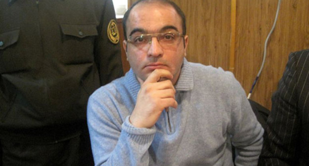 Журналист Эйнулла Фатуллаев в суде, 28 апреля 2010 г. Фото: Радио Азадлыг (www.azadliq.org)