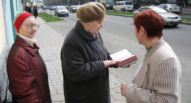 Свидетель Иеговы проповедует на улице. Фото: noterror.ru