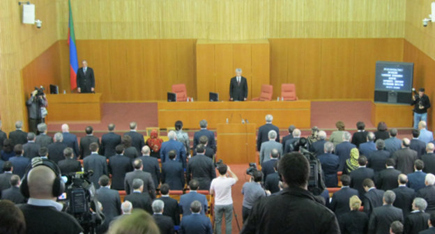 Депутаты пятого созыва Народного Собрания на первой сессии слушают гимны Росии и Дагестана. Махачкала, 31 марта 2011 года. Фото "Кавказского узла"