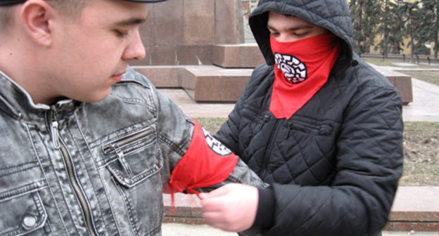 Активисты регионального отделения партии "Другая Россия" на митинге в рамках "Стратегии-31". Волгоград, 31 марта 2011 г.