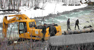 Восстановительные работы  на шестом километре основной трубы водовода Едис- Цхинвал в районе населенного пункта Ванел Дзаусского района Южной Осетии. 28 марта 2011 г. Фото "Кавказского узла"