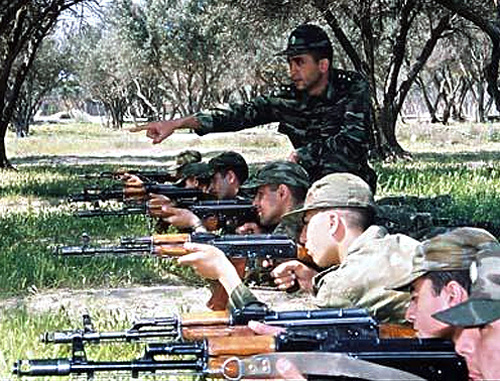 Азербайджанские солдаты  на стрельбах. Апрель 2006 г. Фото: Wikimedia Commons