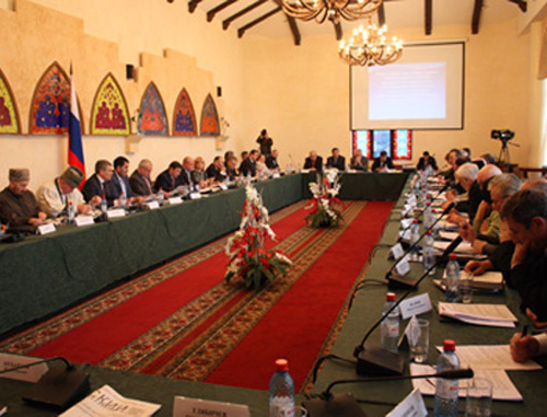 Заседание Общественного совета СКФО во Владикавказе 24 марта 2011 г.  Фото: Официальный сайт Постоянного Представительства Республики Северная Осетия-Алания при Президенте РФ 

