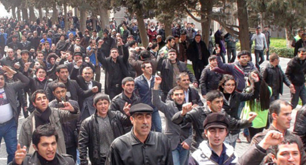 Участники митинга оппозиции в Баку, Азербайджан, 2 апреля 2011 г. Фото "Кавказского узла"