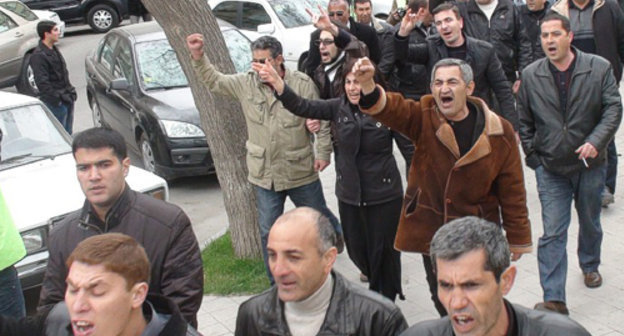 Азербайджан, митинг оппозиции в центре
Баку 2 апреля 2011 г. Участники акции идут вдоль сада "Хагани".  Фото "Кавказского узла"