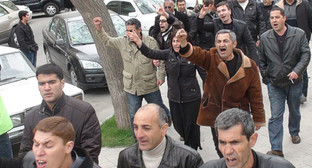 Азербайджан, митинг оппозиции в центре
Баку 2 апреля 2011 г. Участники акции идут вдоль сада "Хагани".  Фото "Кавказского узла"