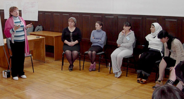 Занятие реабилитационного семинара для женщин из Чеченский республики проводит Союз "Женщины Дона". Новочеркасск, 27 марта 2011 г. Фото "Кавказского узла"  