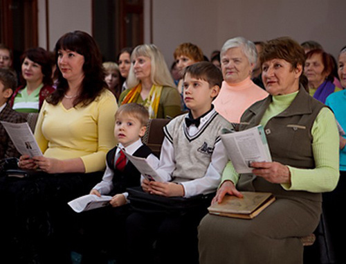 Свидетели Иеговы на религиозном собрании общины. Таганрог. Фото: http://www.tdgnews.it