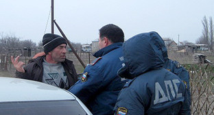 Сотрудники ДПС задерживают Гасана Загидова во время поездки по трассе "Сулак-Махачкала". 3 апреля 2011 г., Дагестан. Фото Светланы Исаевой