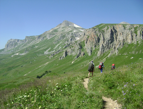 Вид на гору Оштен в Адыгее. Тропа 30-го туристического  маршрута. Август 2010 г.. Фото "Кавказского узла"