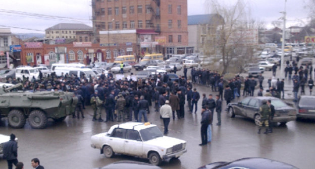 Ингушетия, Назрань. Стихийная акция протеста против похищений людей. 23 марта 2011 г. Фото с сайта правозащитного центра "Мемориал" (http://www.memo.ru)