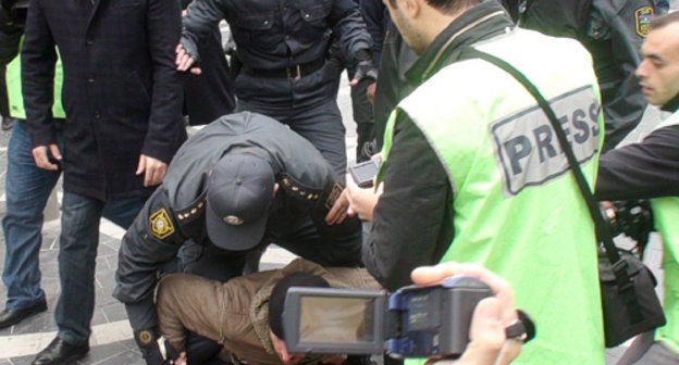 Полиция задерживает участника акции оппозиции 2 апреля 2011 г. в Баку.  Фото "Кавказского узла"