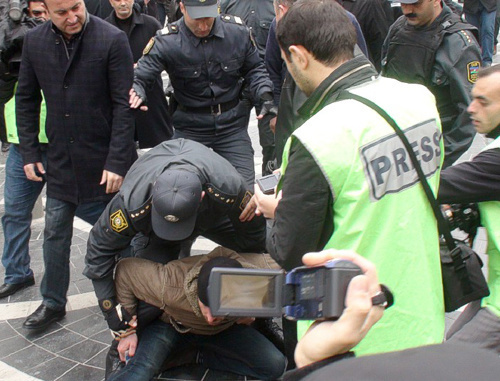 Полиция задерживает участника акции оппозиции 2 апреля 2011 г. в Баку.  Фото "Кавказского узла"
