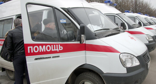 Специалисты осматривают девять новых специализированных автомобилей для оказания неотложной медицинской помощи. Северная Осетия, г. Владикавказ, 9 апреля 2011 г. Фото "Кавказского узла"