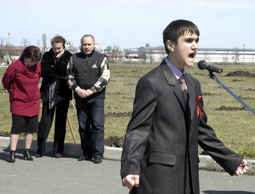 Северная Осетия, г.Беслан. 8 апреля 2011 г. Магомед Ульбашев читает свое стихотворение, посвященное памяти жертв теракта. Фото "Кавказского узла"