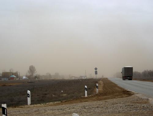 Песчаная буря в селе Соленое Займище Астраханской области. 8 апреля 2011 г. Фото "Кавказского узла"