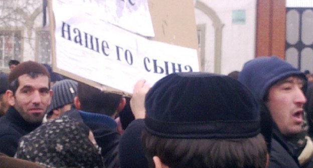 

23 марта 2011 г. в г. Назрань Республики Ингушетия не менее 100 человек, в основном - родственники похищенного 21 марта жителя с. Плиево Илеза Горчханова, в знак протеста против похищений людей блокировали круговую развязку на пересечении улиц Базоркина и Осканова. Фото: Правозащитный центр "Мемориал", www.memo.ru