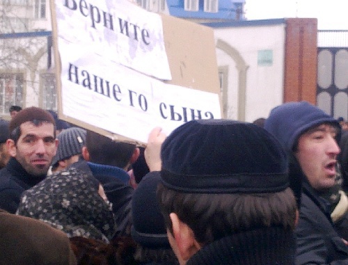  

23 марта 2011 г. в г. Назрань Республики Ингушетия не менее 100 человек, в основном - родственники похищенного 21 марта жителя с. Плиево Илеза Горчханова, в знак протеста против похищений людей блокировали круговую развязку на пересечении улиц Базоркина и Осканова. Фото: Правозащитный центр "Мемориал", www.memo.ru