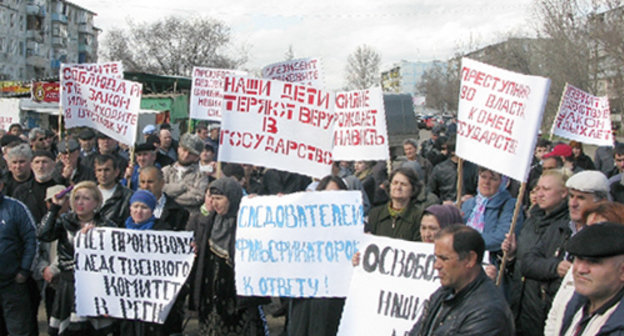 участники митинга протеста  против произвола правоохранительных органов в Астрахани.  10 апреля 2011 г. Фото:  Закир Магомедов для "Кавказского узла"