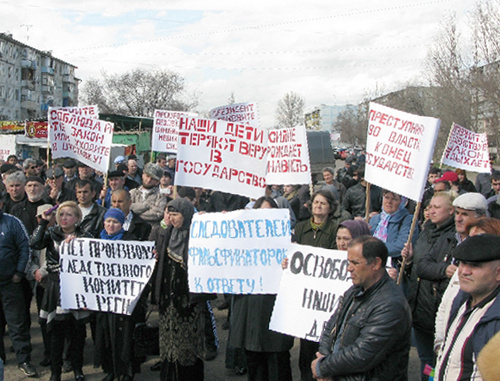 участники митинга протеста  против произвола правоохранительных органов в Астрахани.  10 апреля 2011 г. Фото:  Закир Магомедов для "Кавказского узла"