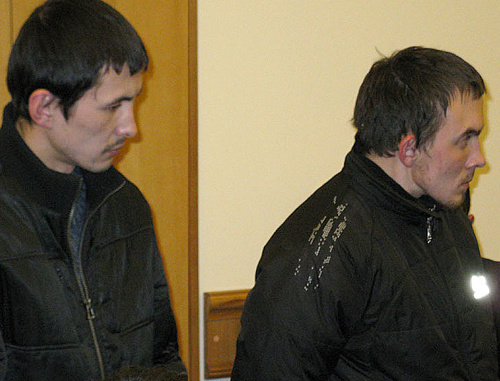 Обвиняемые в содействии террористической деятельности Альберт Абдурахманов (слева) и Радмир Рашитов. Махачкала, 27 февраля 2011 г. Фото "Кавказского узла"