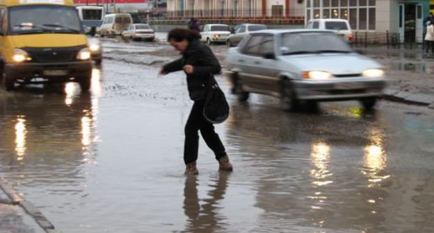 Залитые дороги Астрахани прохожие переходят вброд. 13 апреля 2011 г. Фото "Кавказского узла"